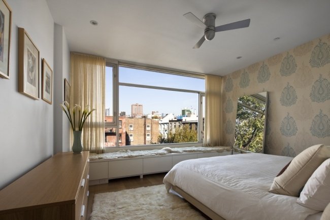 vyzdobiť spálňu svetlé farby kožušinová podlahová okenná lavica ozdobte spálňovú kožušinovú okennú lavicu