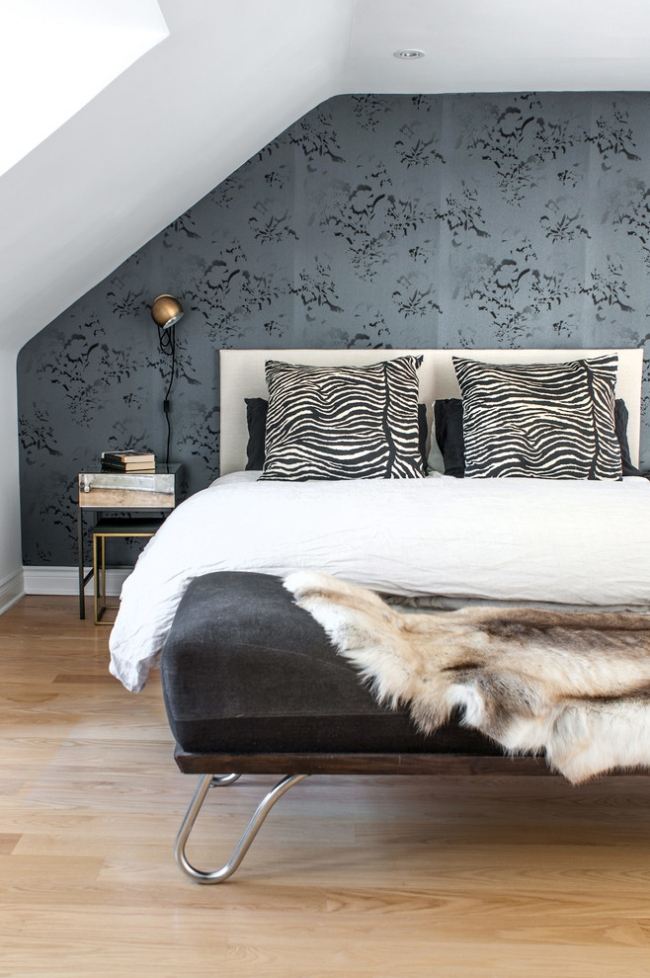 moderná spálňa zebra vzor vankúš kožušinová deka šikmé stropné tapety moderná spálňová zebra vzor vankúš kožušinová deka