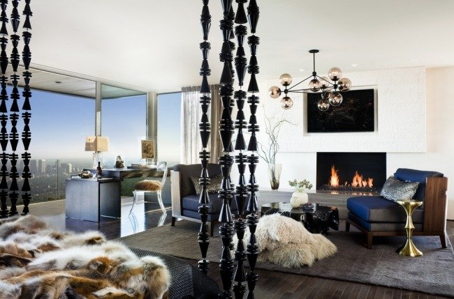 dekorácia spálne útulná atmosféra kožušinový sedací vak kožené akcenty Ozdobte kožušinovou spálňou útulné zimné kožušinové akcenty