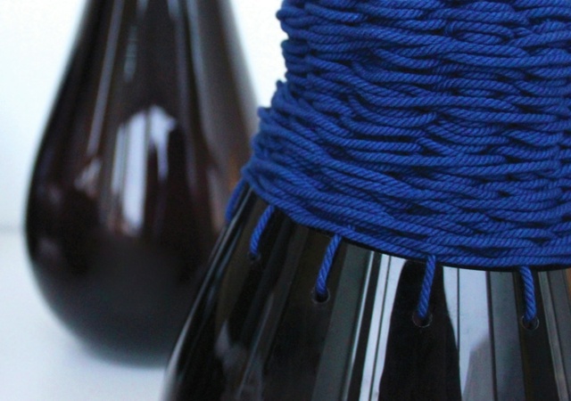 Vázy zo sklenenej nite v modernom dizajne obývačky