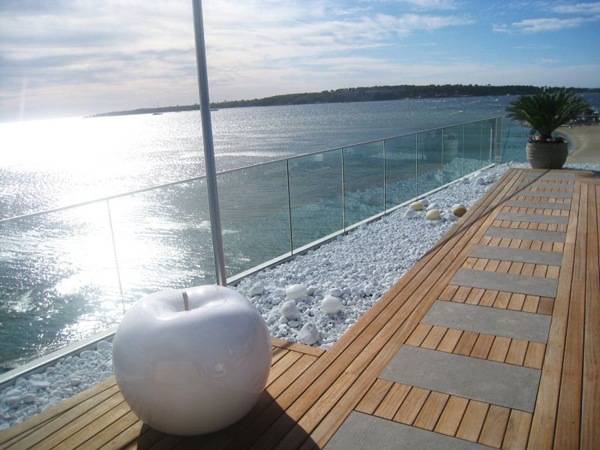 Feng Shui balkónová dlažba s kamienkami a krásnym výhľadom na more Feng Shui balkónové obklady sochy z kamienkov