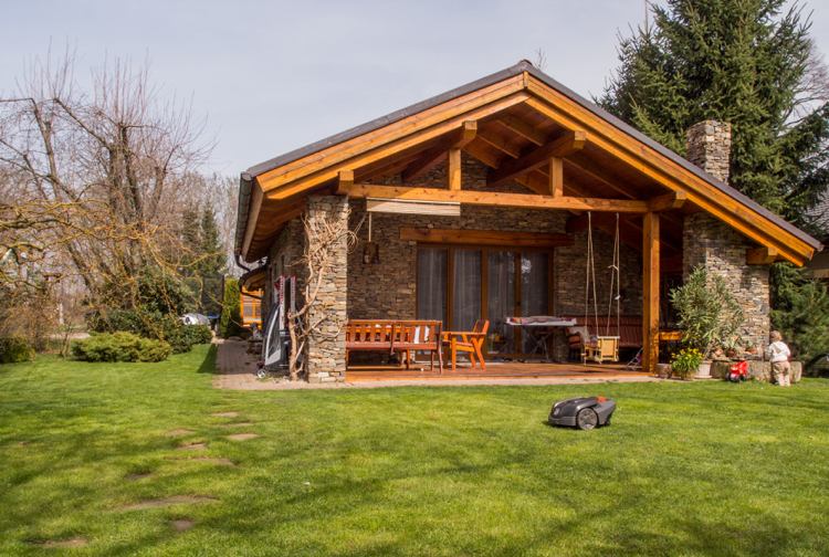 Bývanie na vidieckom dome-vidiecky štýl-drevo-trávnik-pozemok