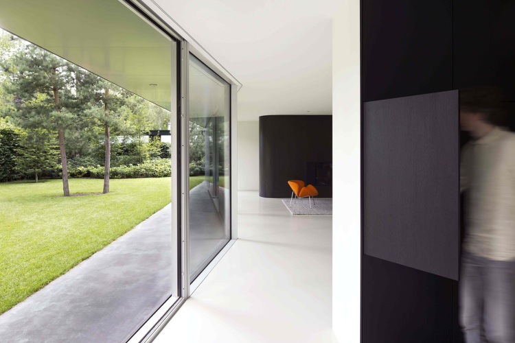 žijúci na jednej úrovni moderný minimalistický čiernobiely nábytok