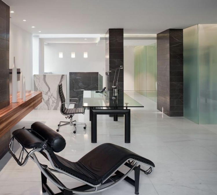 living-bauhaus-style-lc4-lehátko-koža-písací stôl-sklo-svetlo-sivé-dlaždice