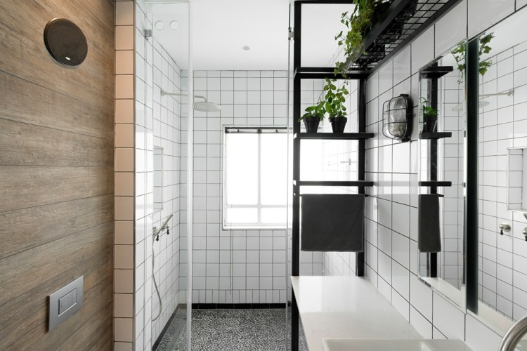 obývacia-bauhaus-štýl-kúpeľňa-dizajn-biela-dlažba-dlažba-kov-police-čierna