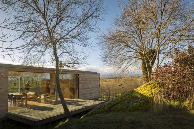 obytný dom priamočiary les s výhľadom na polia a hory