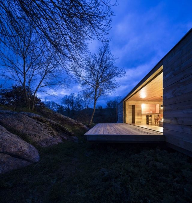 minimalistický obytný pavilón od podlahy až k stropu vo svahu