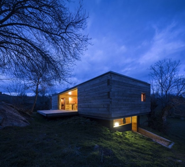 B-House konzolová paluba, drevený obklad, plochá strecha