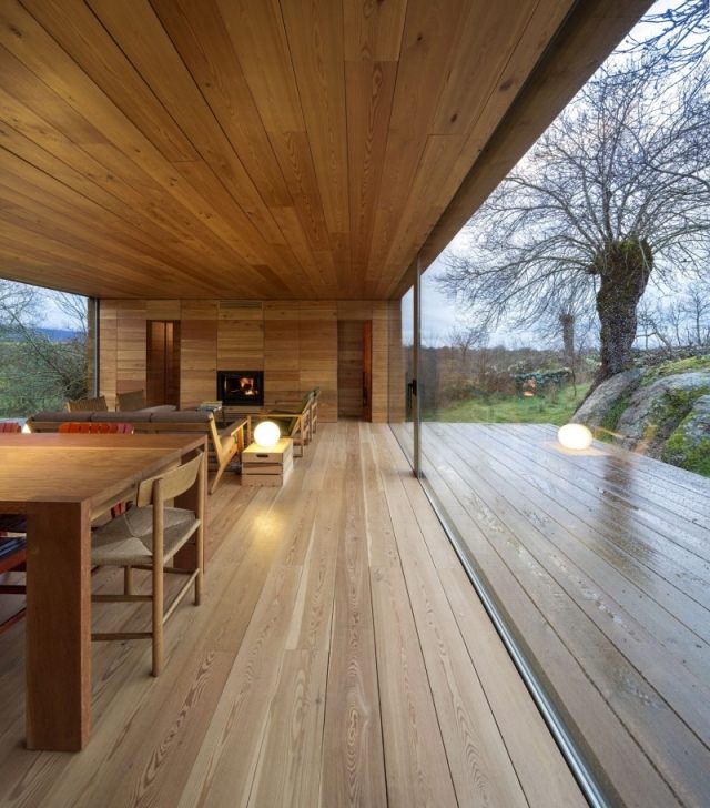 Pavilón B-House vyrobený z posuvných okien s drevenou podlahou a stropom