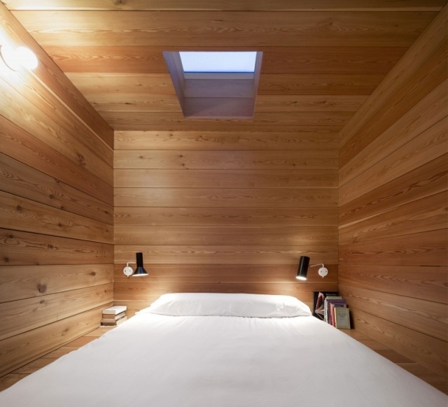 spálňa so strešným nábytkom jednoducho obložená drevom