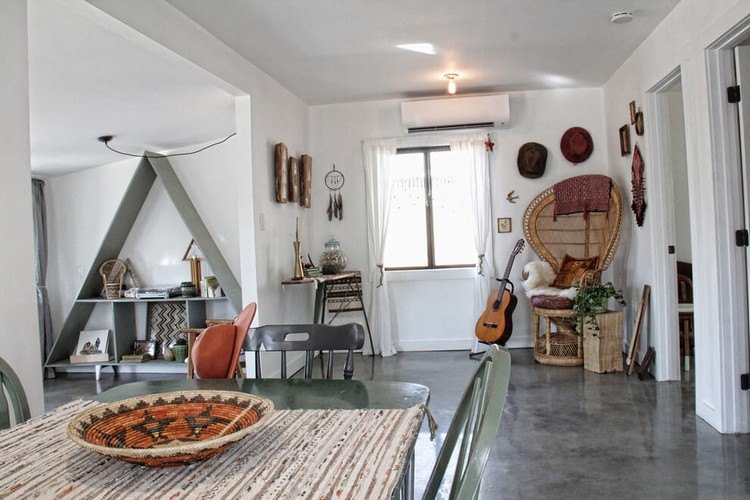 Posedenie pri okne na čítanie alebo relaxáciu Život v bohémskom štýle-sedenie-vedľa okna