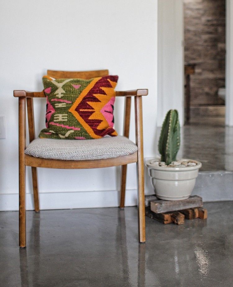 Aztécke vankúše na stoličke obývací-bohémsky-štýl-drevená-stolička-vankúš-aztécky-vzor-kaktus