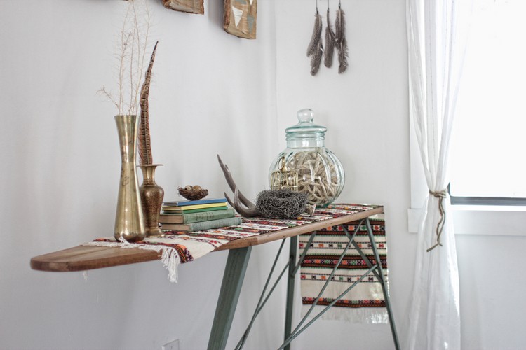 Žehliaci stôl namiesto konzolového stolu v obývacej časti obývací-bohémsky-štýl-drevený-žehliaci stôl-namiesto-konzolového-stolíka