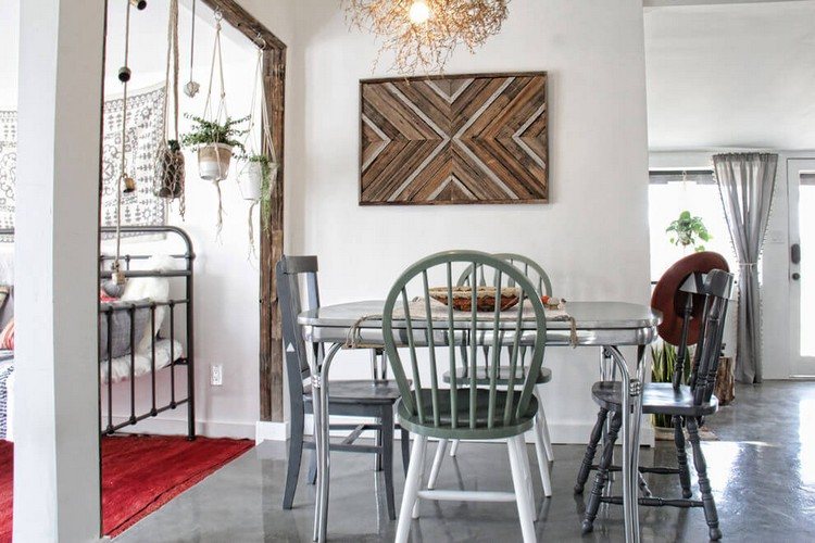 Jedáleň v českom štýle - stoličky v rôznych prevedeniach a farbách obývacia izba-jedálenský kút-rôzne-stoličky