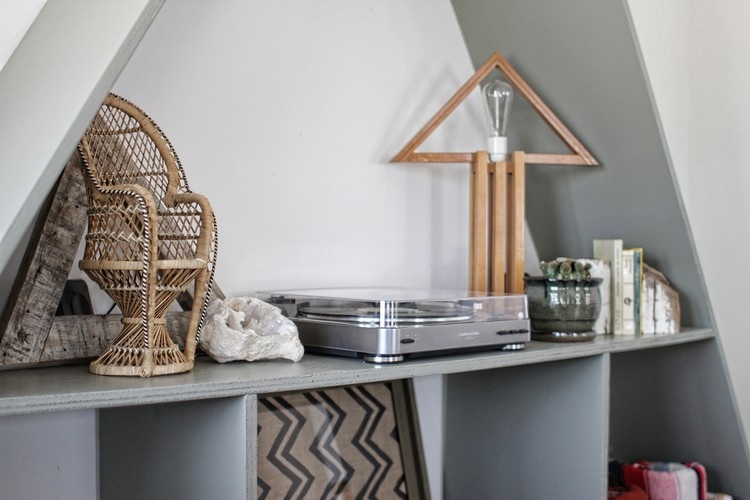 Bytové doplnky a dekorácie na policovom systéme obývacia-bohémsky-štýl-obývacia-príslušenstvo-dekorácie-police