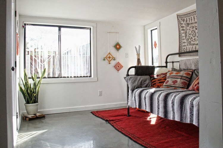 Hosťovská izba - jednolôžko s kovovým rámom obývacia izba v bohémskom štýle-hosťovská izba-jednolôžko-kovový rám