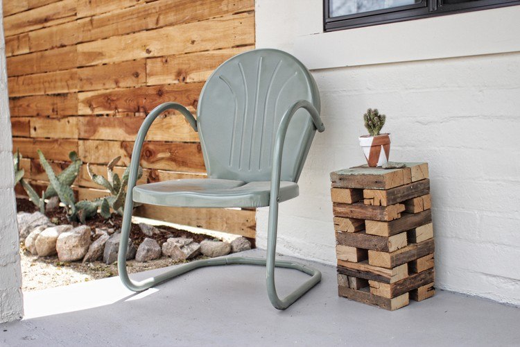 Stolička s bočným stolíkom na verande drevené-obývací-bohémsky-štýl-mimo-terasy-bočného stolíka