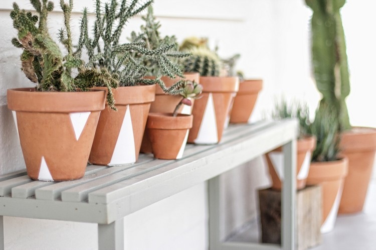 Hlinené kvetináče s kaktusmi maľované bielymi trojuholníkmi obývací-bohémsky-štýl-exteriér-hlinené-papriky-kaktusy-biele-trojuholníky-zdobené