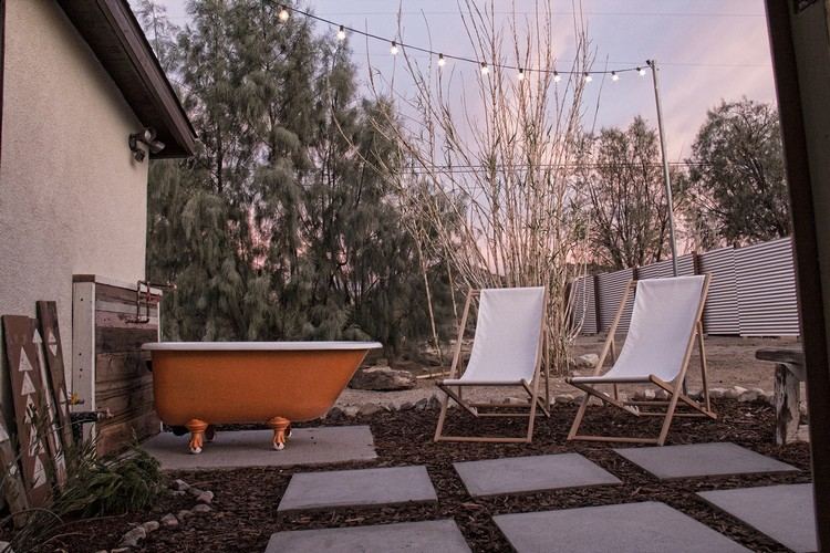 oranžová vaňa namiesto vonkajšej sprchy obývacia-bohémskom štýle-vonkajšia časť-vaňa-skladacie-záhradné stoličky