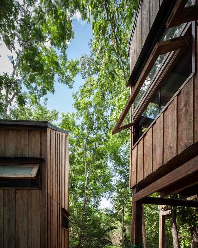 drevené chaty-les-stromy-fasáda-drevo-okná