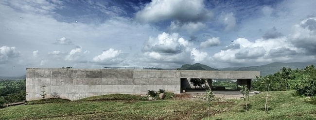 Okolitý bočný pohľad na kamenný dom s modernou architektúrou