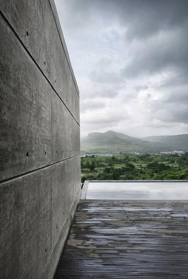 betónové bloky drevená paluba dom kameň s modernou architektúrou