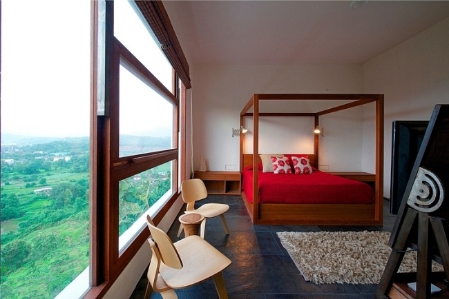 drevená posteľ červený domový kameň s modernou architektúrou