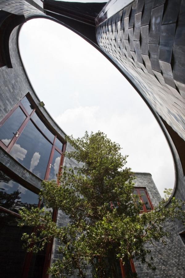 kamenný dom so zaujímavým dizajnovým otvorom