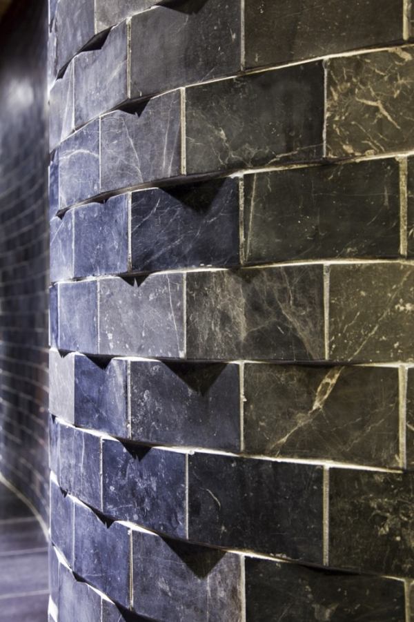 kamenný dom so zaujímavým dizajnom kamennej steny