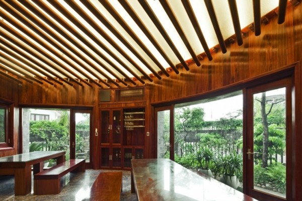 kamenný dom so zaujímavým dizajnovým dreveným nábytkom