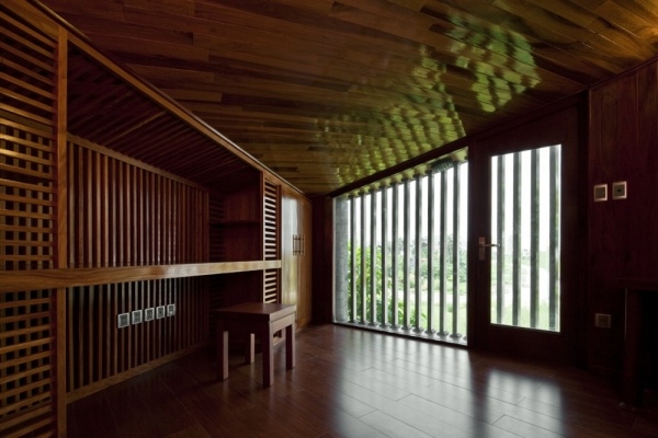 kamenný dom so zaujímavým dizajnom drevenej mriežky