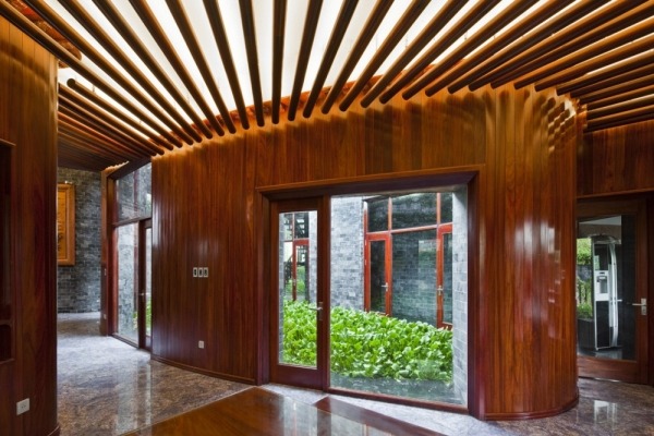 kamenný dom so zaujímavým dizajnovým záhradným východom