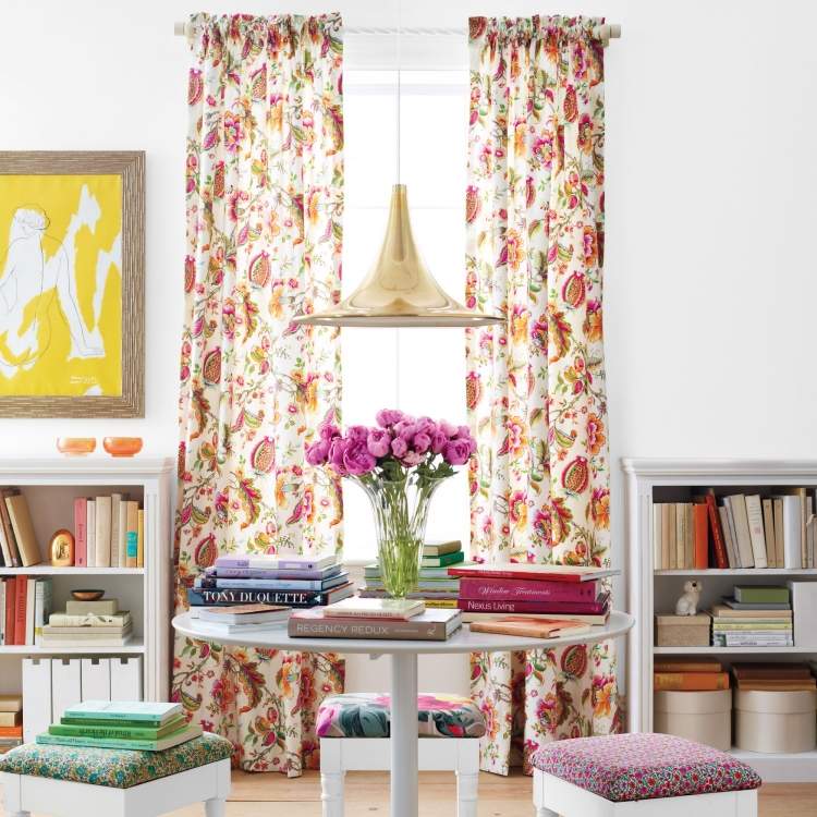 živé nápady-jarné dekorácie-nápady-biele-záclony-ozdoby-farebné-pivonky-ružové