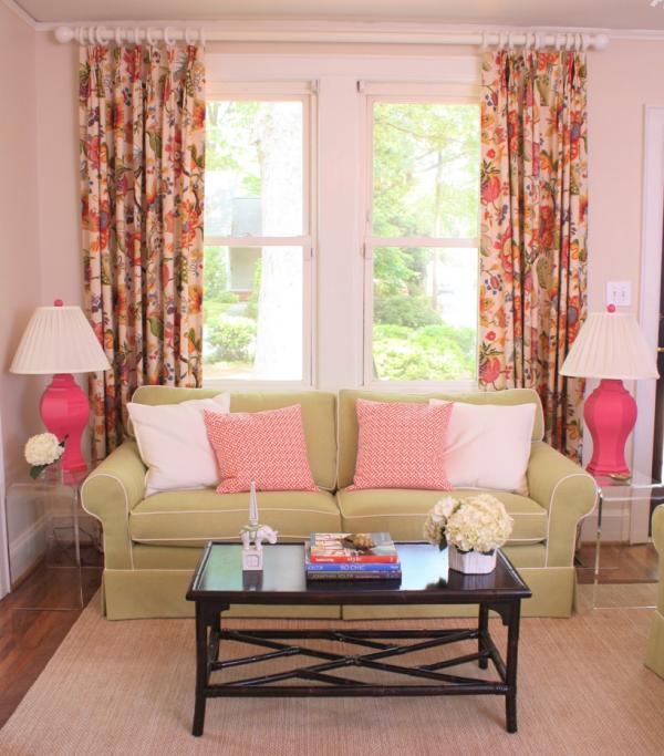 nápady na jarnú výzdobu kvetinové závesy ružové vankúše