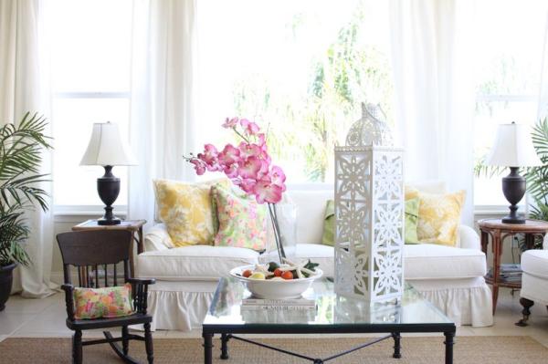 nápady na jarnú výzdobu biela pohovka na nábytok krycia lampa