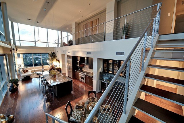 moderný podkrovný byt schodisko drevená obývačka Ateliérový apartmán schodisko drevo obývacia izba kuchyňa jedáleň