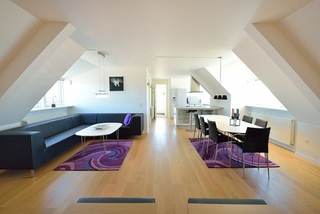 Penthouse apartmán, fialové koberce, jedálenský kút, rohová sedačka, šikmý strop fialové koberce jedálenský kút rohová sedačka šikmý strop vybavená kuchyňa biela