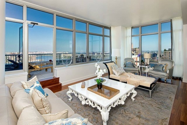 moderný strešný byt eklektické zariadenie sklenené fronty Ateliérový byt, eklektický nábytok, sklenené fronty, konferenčný stolík, drevo