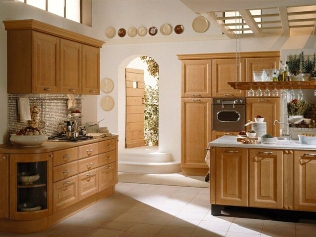 Kuchynské skrinky drevené fronty kľučky na dverách police Drevené fronty kľučky na dverách police kuchynský ostrov