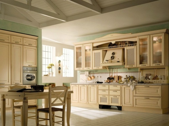 Svetlé fronty v kuchyni očarujúco zafarbujú zelené steny Fronty maľujú zelené steny v očarujúcom francúzskom štýle