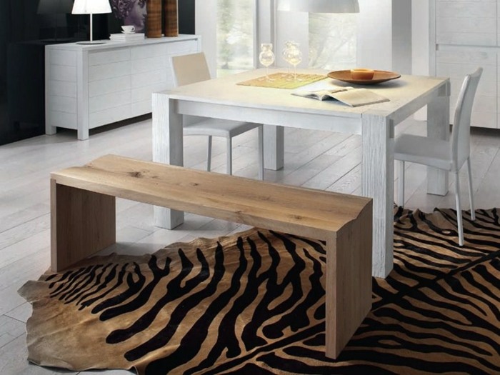 Jedáleň biely jedálenský stôl lavica dub rusitkal