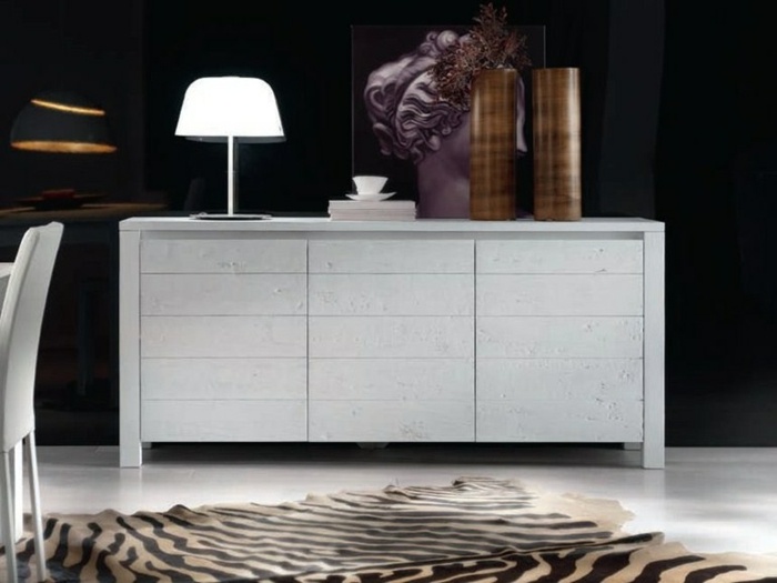 biele komody moderné tmavé steny vázy na bytové doplnky
