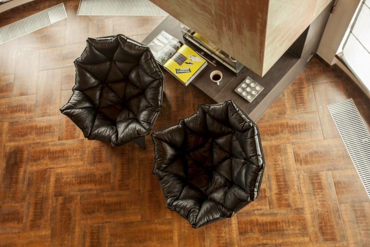 nápady na bývanie-čierna-originálne-stoličky-salónik-pohodlný nábytok