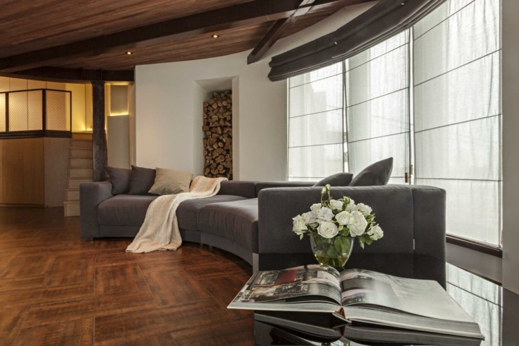 obytné nápady-čierna-pohovka-sivá-okrúhla-bočná-stolná-sklenená-palivová doska-výklenok do steny