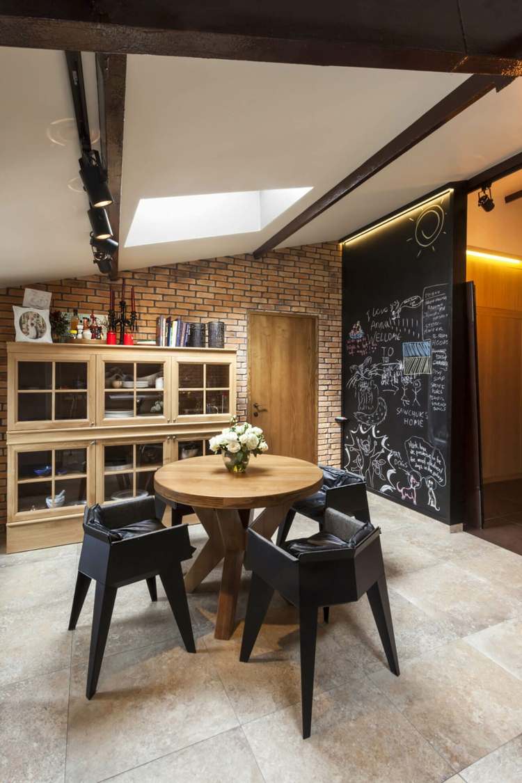 nápady na bývanie-čierna-jedálenská časť-posuvné dvere-tabuľa-farba-bufet-vitríny