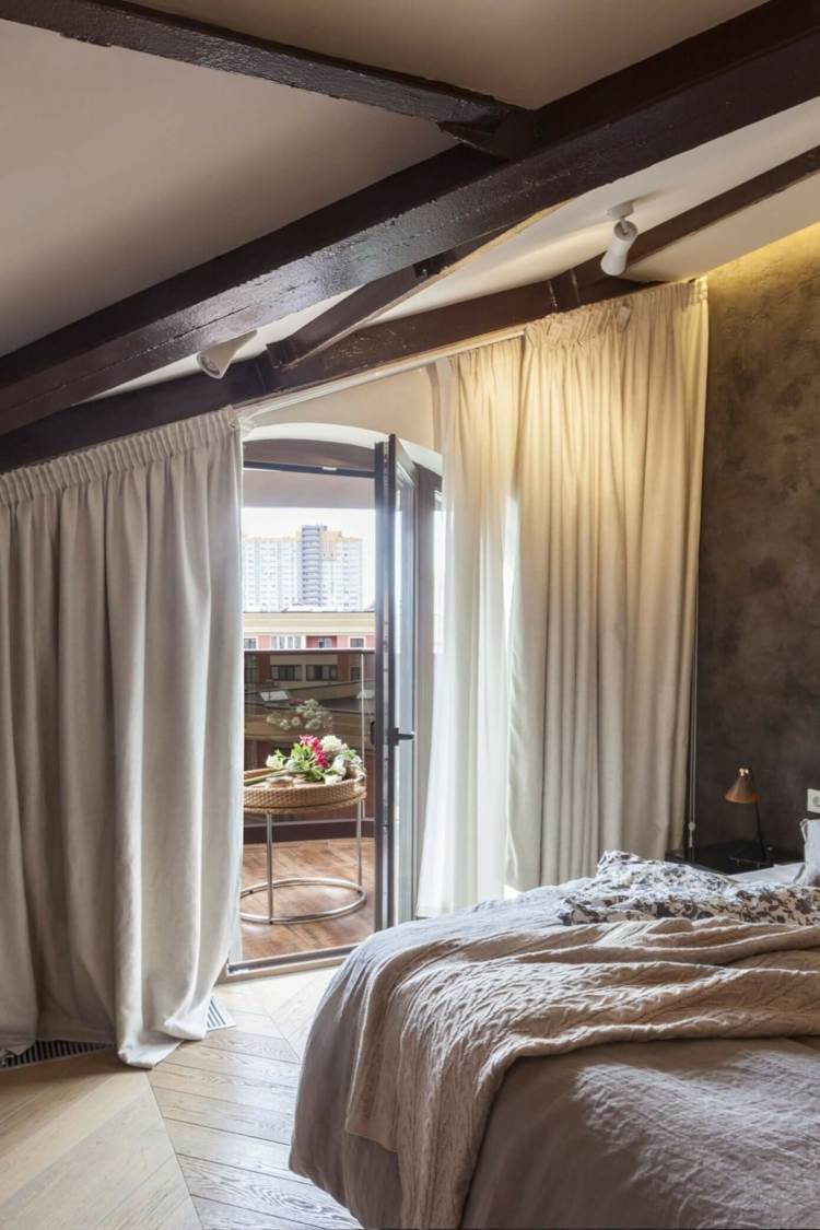 obývacie nápady-čierny trám-šikmá strecha-závesy-balkón