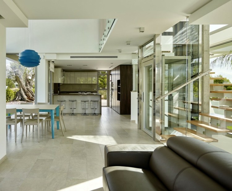 nápady na bývanie biely obývací priestor-zariadenie-otvorená kuchyňa