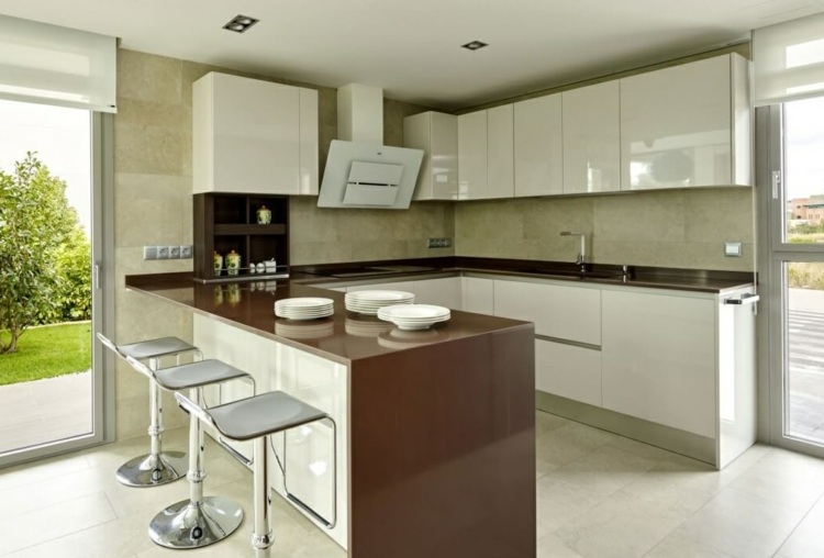 nápady na bývanie v bielych kuchynských stoličkách s vysokým leskom a hnedým drevom