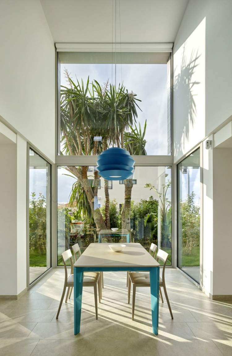 obývacia-nápady-biela-jedálenská časť-stredozemná-nádych-modrá-akcenty-jedálenský stôl