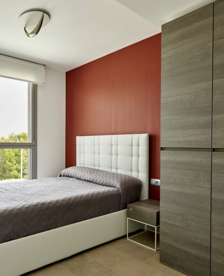 obývačka-nápady-biela-akcentová stena-oranžovo-červená-posteľ-čelo postele-čalúnenie